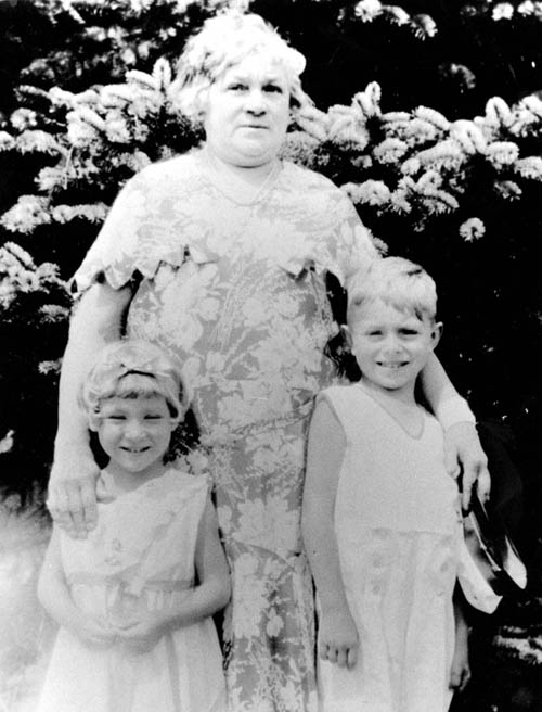 Sophie Mienscow with Ksenia and cousin Bob.jpg 56.0K